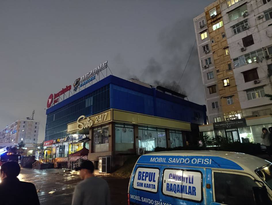 Тошкентдаги савдо мажмуасида ёнғин содир бўлди (видео)